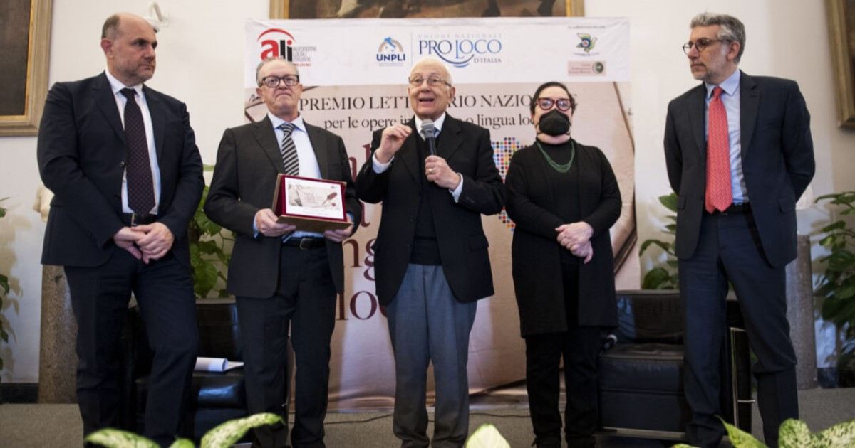 Al momento stai visualizzando Ad Alfio Lanaia il premio “Tullio De Mauro” per “La Sicilia dei cento dialetti”